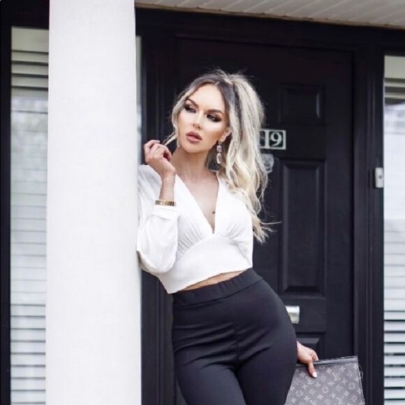 Tops - 🎉HP🎉White Crop Top